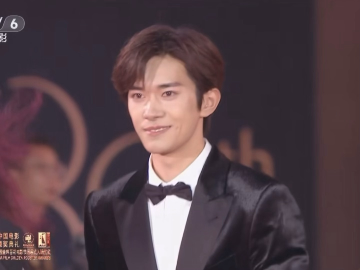 易烊千玺正是憋不住笑的年纪 