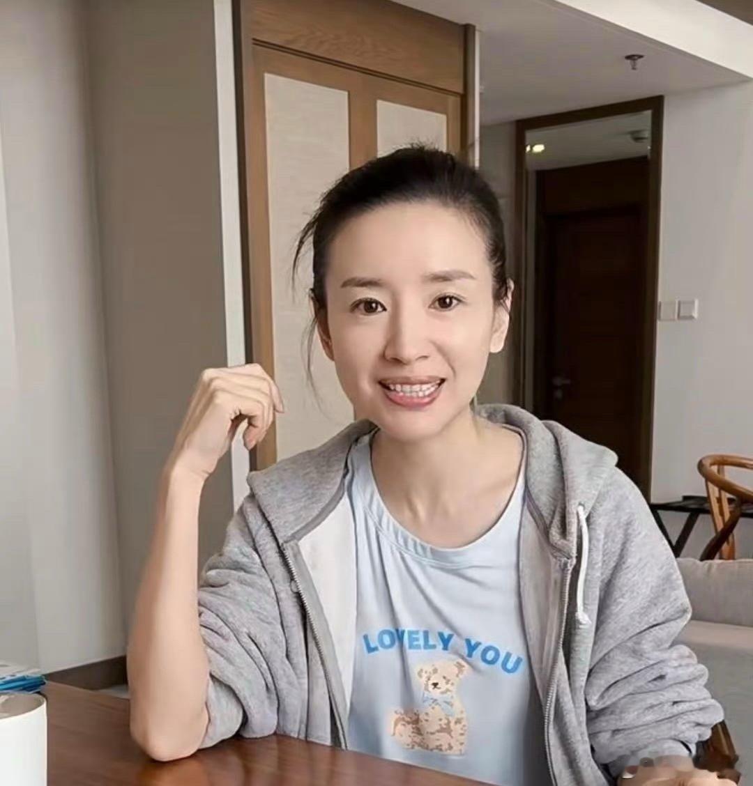 董洁现在都这么不修边幅吗？T恤的领子都洗大了。 ​​​