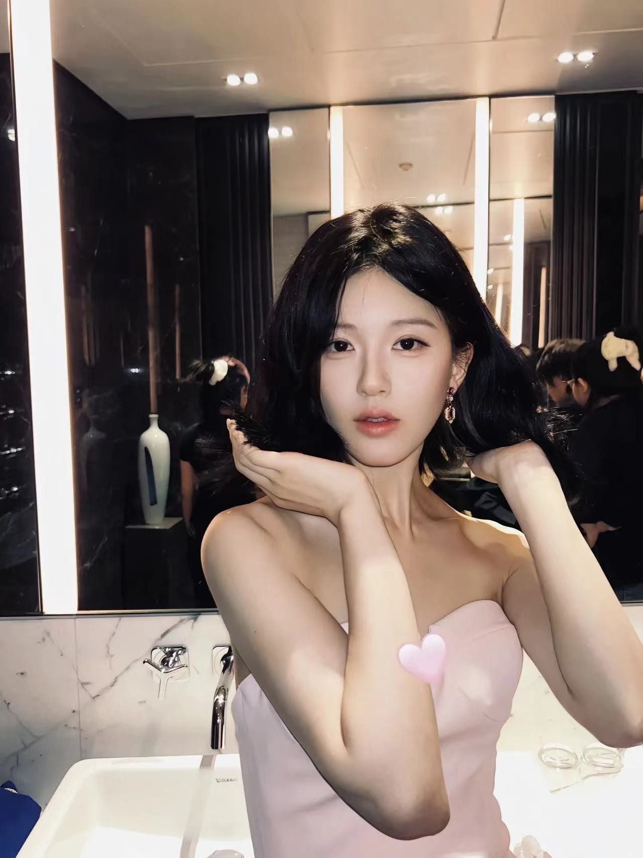 #赵露思帮曹璐打歌##赵露思用可怜BGM为曹璐打歌#哇！赵露思这次还用了可怜BG