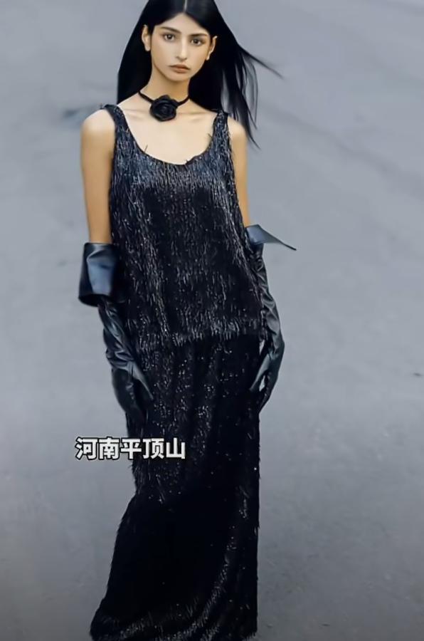 2002 年，一对河南平顶山夫妇，在巴基斯坦务工时，在街头旧纸箱里发现了一名孤儿