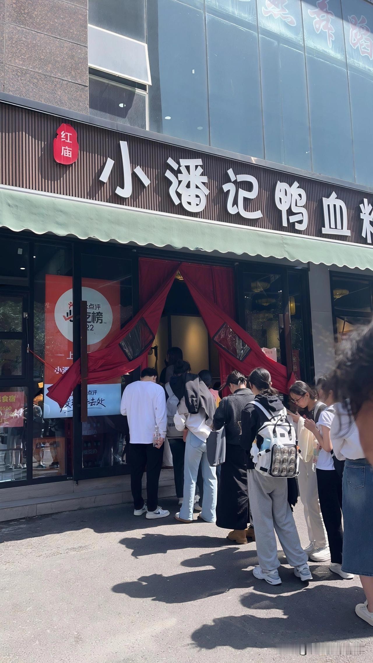 南京米其林鸭血粉丝小潘记老板深夜熬汤猝死，一天卖1000碗鸭血粉丝也换不回老板的