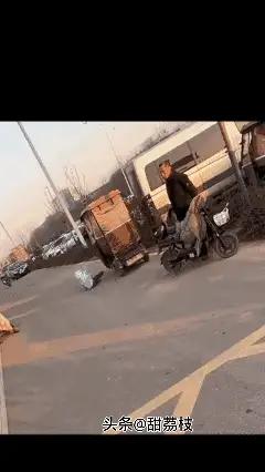 一名小孩被奶奶从车上扔下，哭着追着骑走的奶奶。
原来是孩子想吃烤肠，奶奶骑车离开