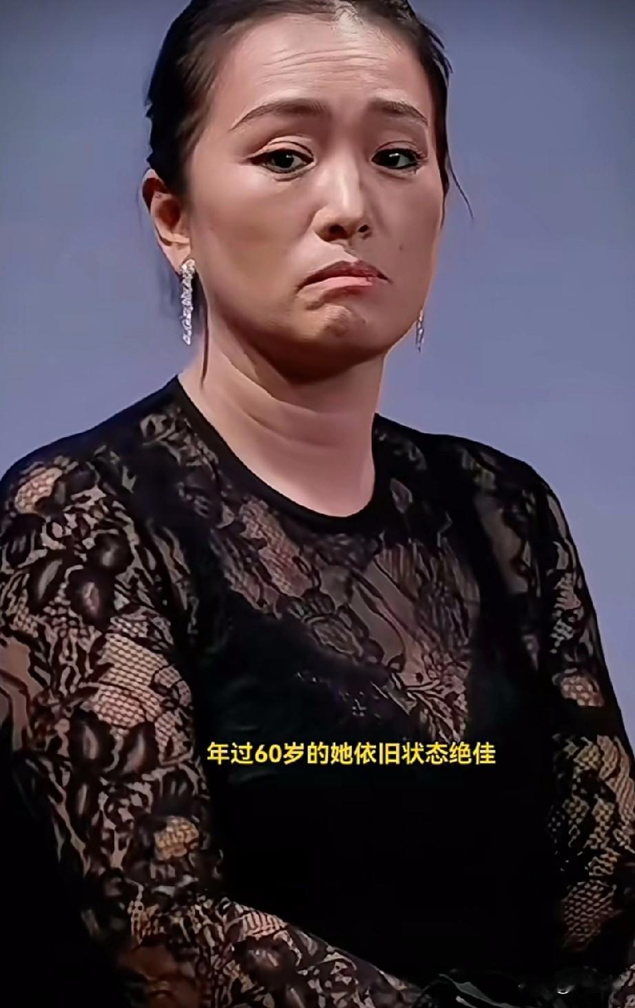真是岁月不败美人，
年过60岁的她，依旧状态绝佳。
纯素颜镜头下，五官舒展大气，