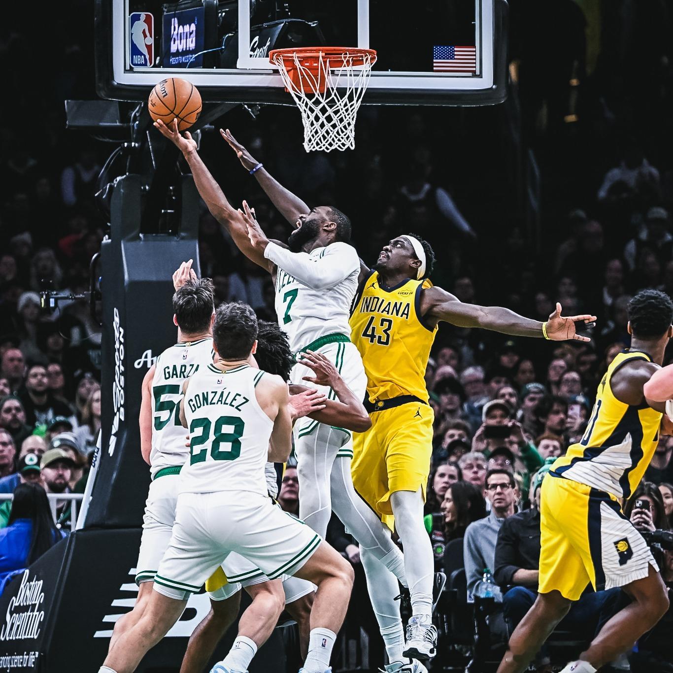 杰伦·布朗，凯尔特人队史第三位连续7场得分30+的球员。那两位是拉里·伯德和保罗