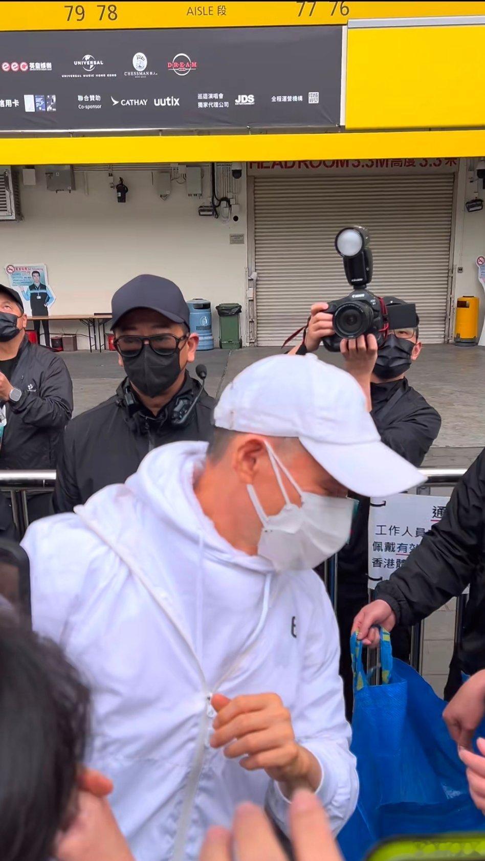 发现张学友歌神，有时戴着两层口罩。看来学友哥是真的被病毒整怕了。后面的工作人员也