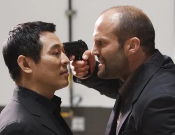 当初，吴京跟杰森斯坦森套近乎：“咱俩都是运动员出身。”杰森无奈地说：“我转行做演