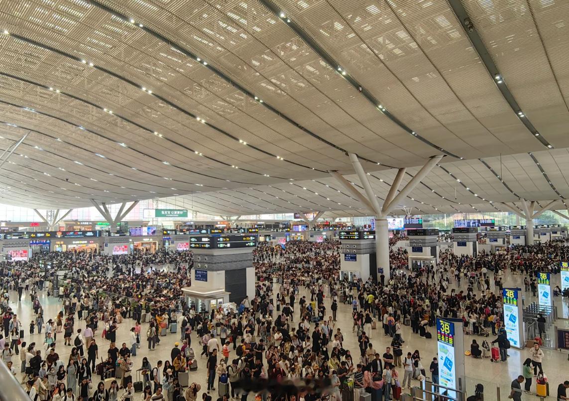 五一假期的深圳北站，朋友和我说想去广西玩的，抢到回来抢不到去的高铁票。我是不敢在