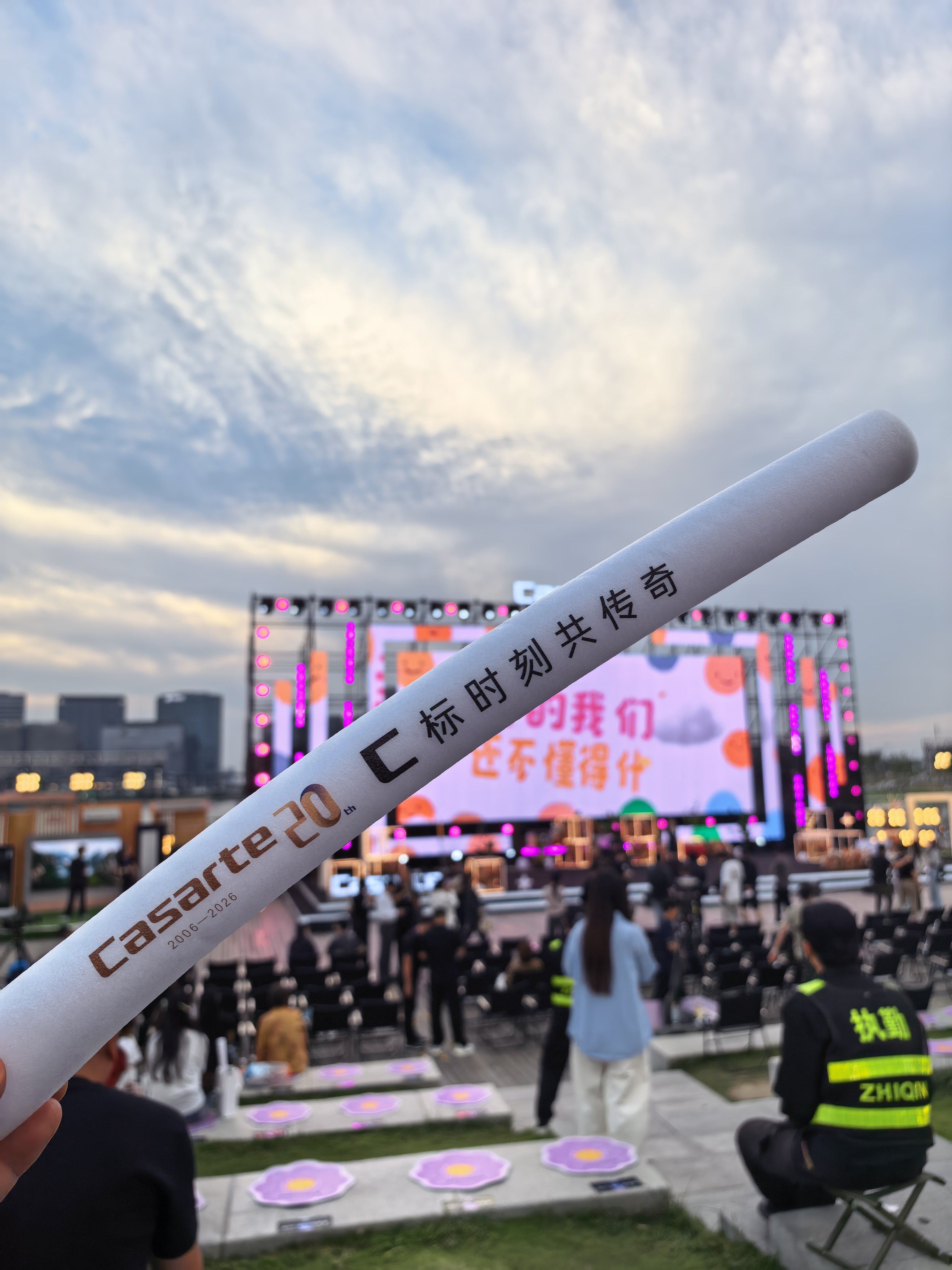 到卡萨帝20周年品牌盛典郑州站现场了这场地选的真好，北龙湖金融岛，氛围感拉满。卡