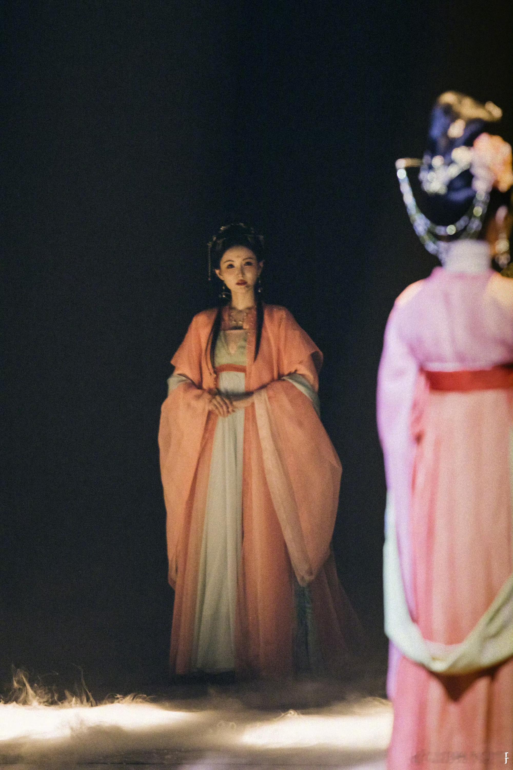 盛世天下古装小甜妹上线！一颦一笑软萌可人，古典温柔又自带可爱气质，一眼心动。 