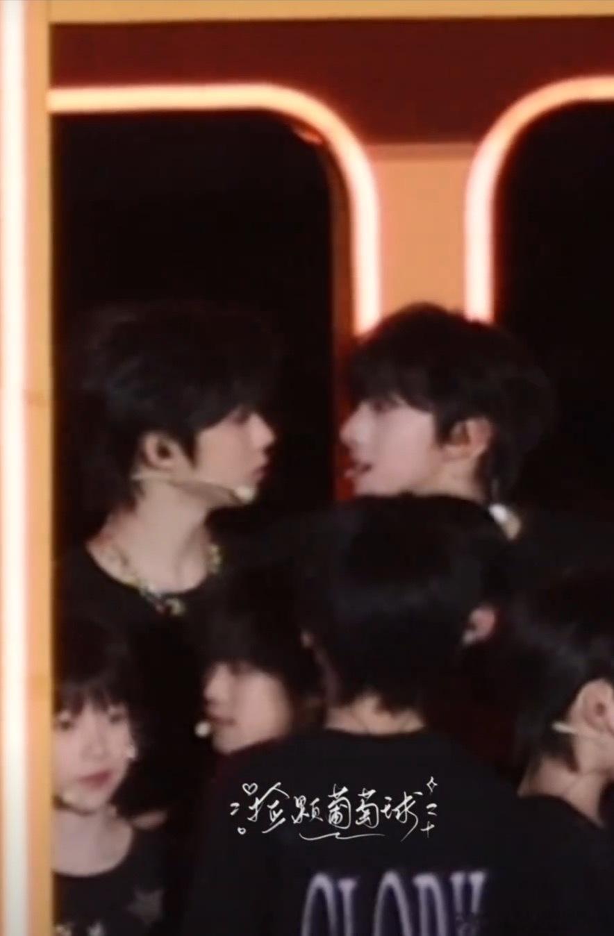 tg 恒铭在婚车上说悄悄话 