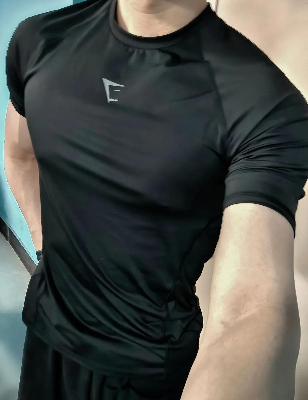 图中的人类穿着一件黑色紧身训练上衣