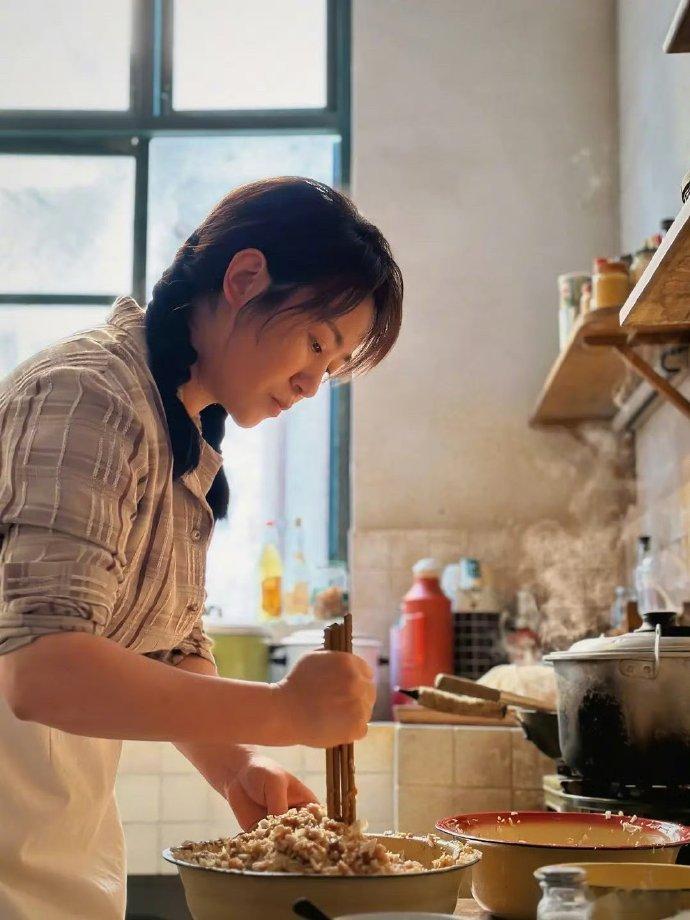 热气蒸腾，饺子飘香，《水饺皇后》的故事如微风轻拂，让我忆起妈妈。她无超能，却凭双