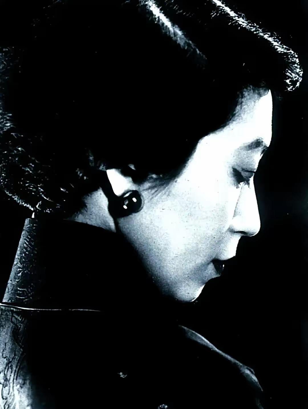 1955年，纽约。64岁的胡适笑眯眯地看着眼前这位35岁的女作家，开口道——"向