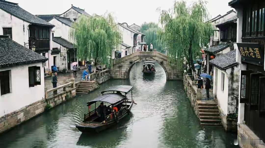 在电脑前伏案写了十几年，第一次按下暂停键。不是写不出字，是肩膀和腰背先扛不住了。