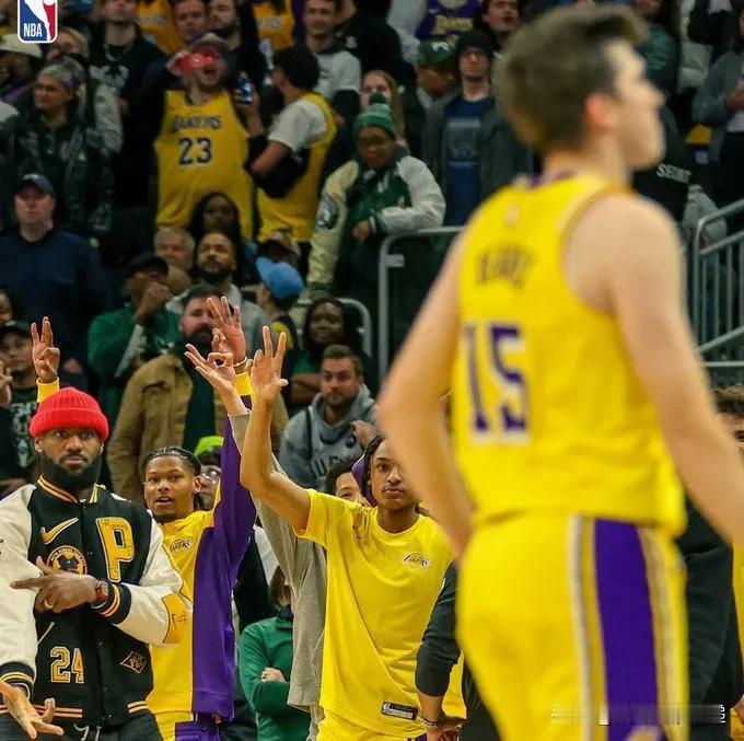 太阳队和湖人队还剩下10场比赛，太阳队的赛程是联盟最艰难的。

-湖人队8-2，