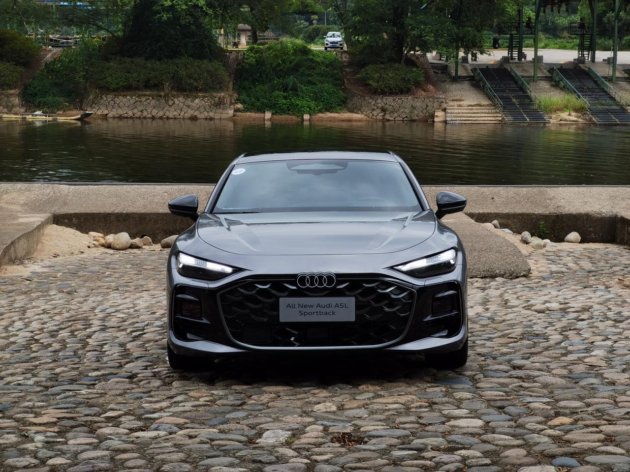上汽奥迪A5L SportBack，惊喜的地方是智能辅助驾驶体验，表现丝滑，比同