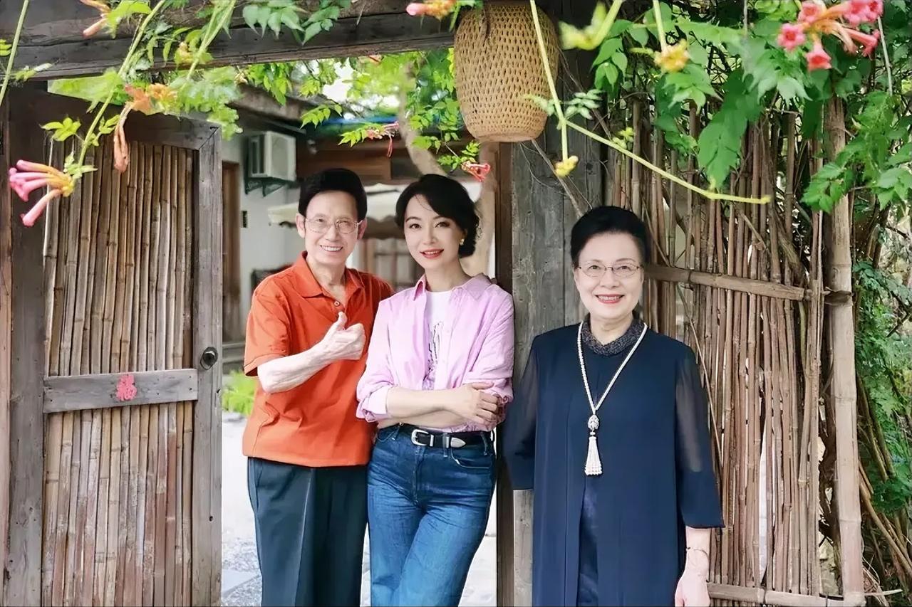 演员陈数“六一”儿童节和爸爸妈妈在一起，声称有爸爸妈妈在一起，自己就是个孩子。
