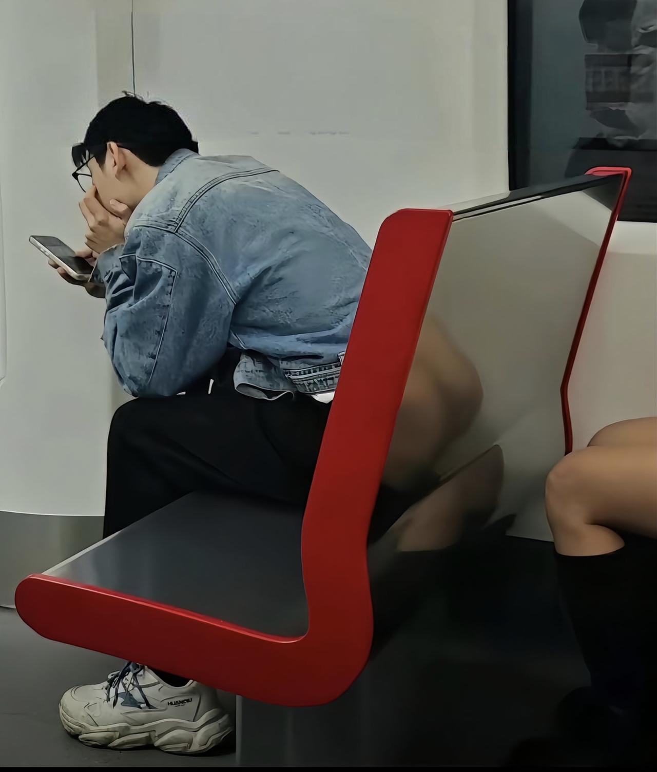 第一眼看到这张图直接懵了，还以为是啥离谱名场面，结果定睛一看，居然是凳子后面的反