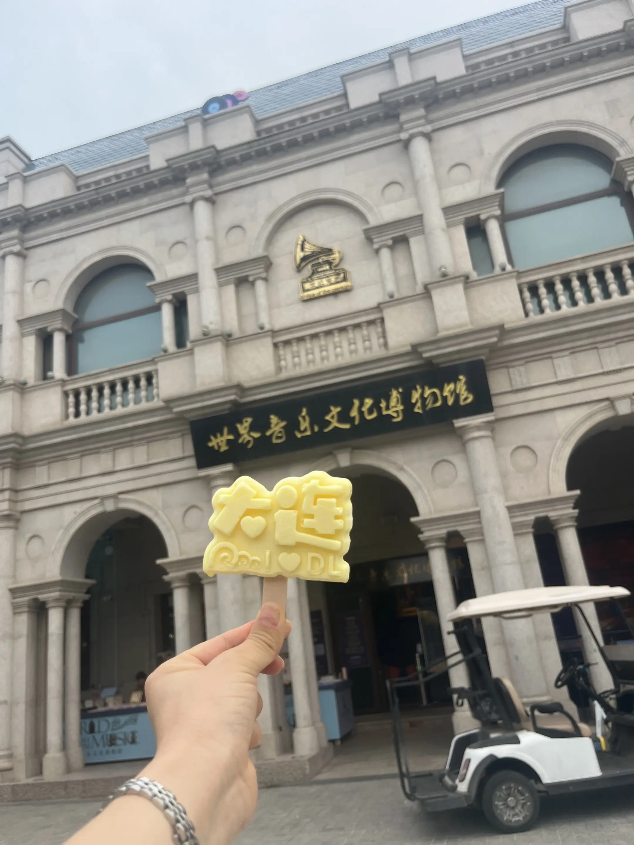 山与山不碰面，再见容易，再见难。  • 旧人无需问近况，新人不必知过往...