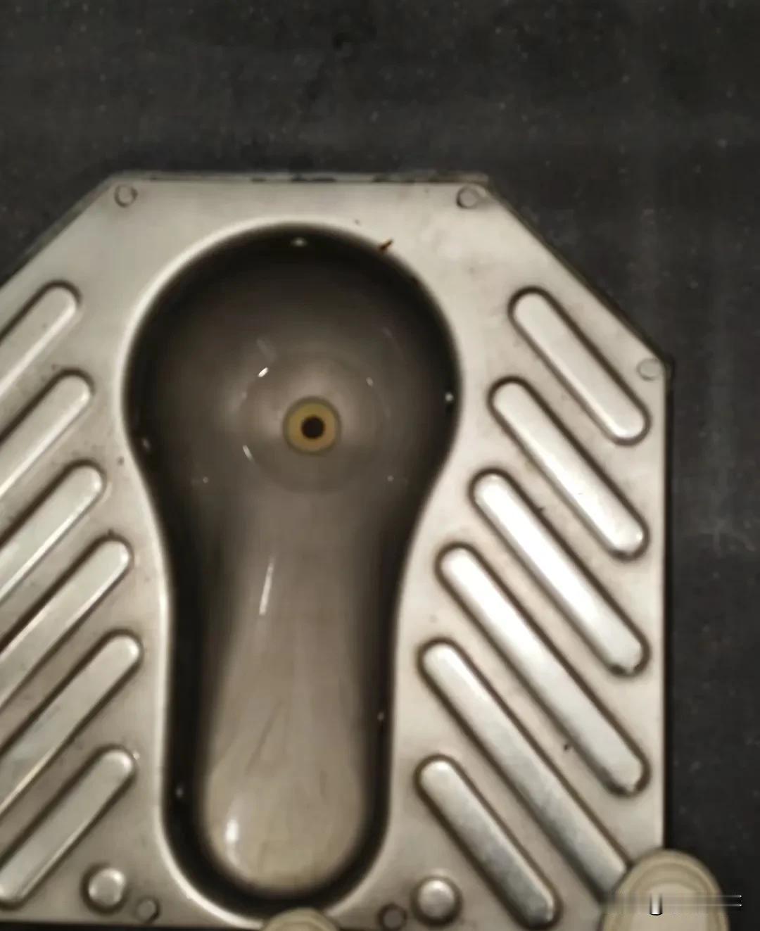 肚子痛，在火车上第一次见这么小的洞怎么办？告急