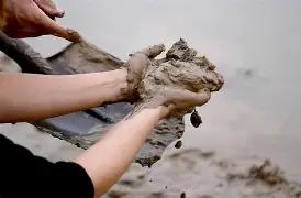 泥，山东方言之一，mi（阳平）。

在字典里，泥，是个多音字。ni，阳平，去声；