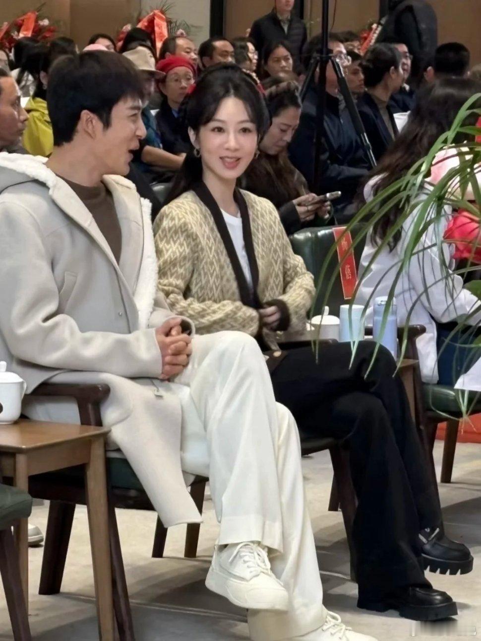 杨紫韩东君家业开机现场生图，这部剧讲的是中年男女主传承并重振家业的故事吗。。 