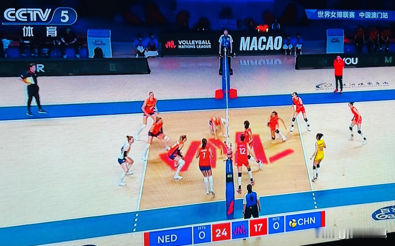 21-25，中国女排先丢一局!世界女排联赛澳门站比赛正在进行，荷兰女排一路领先，
