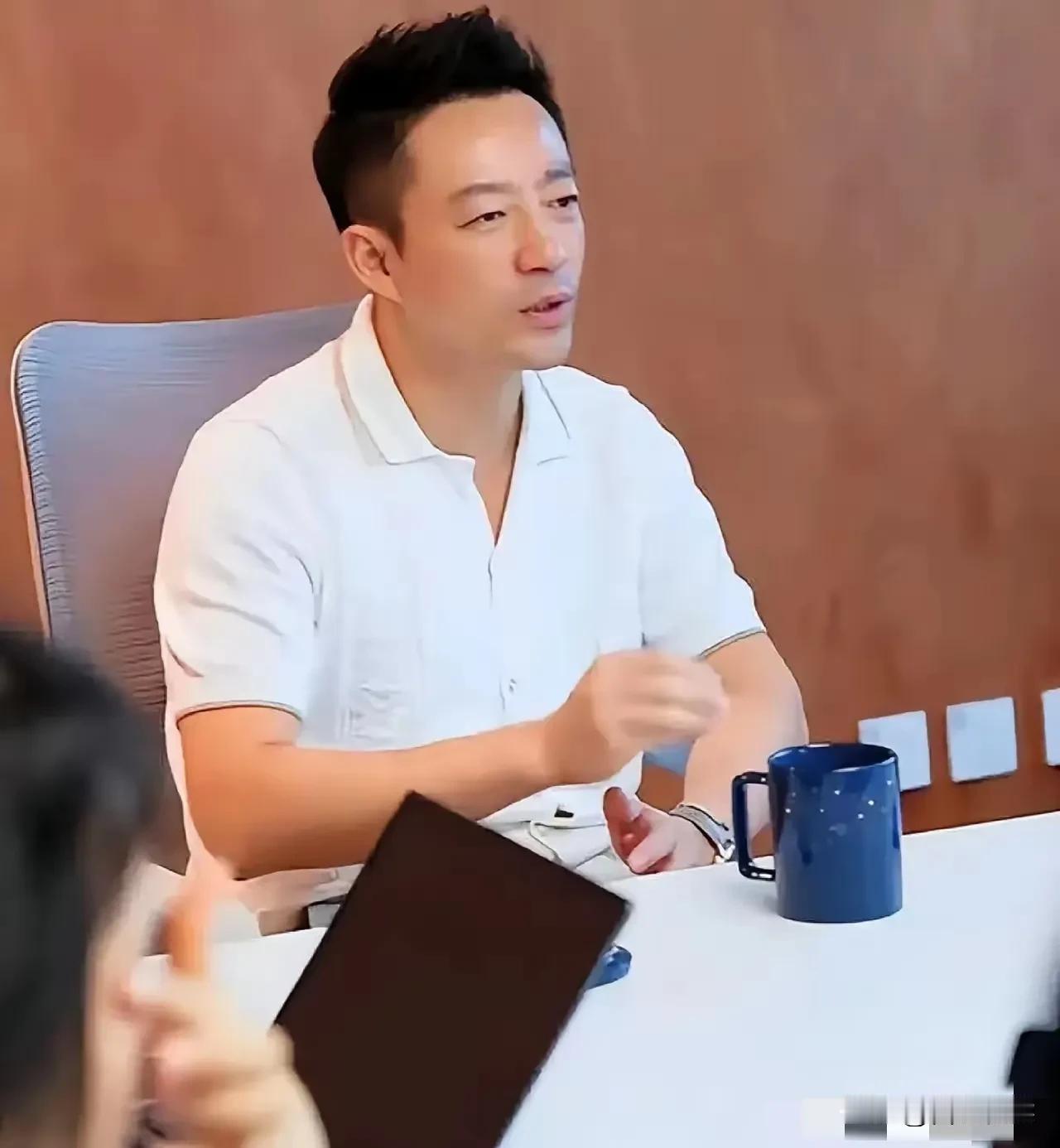 汪小菲现在
是不是在后悔的拍大腿

酸辣粉闹得沸沸扬扬
他就像个没事人一样

不