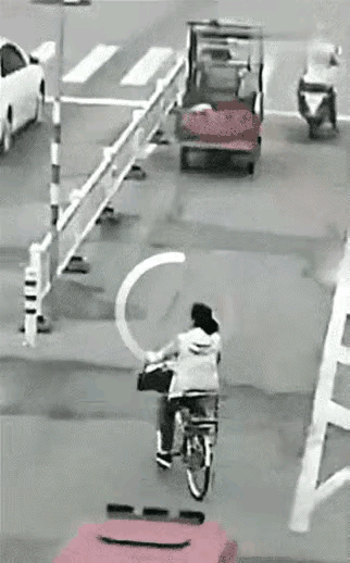 安全意识哪儿去了？
是明知山有虎偏向虎山行呢？还是我是谁啊！就是不走寻常路，大家