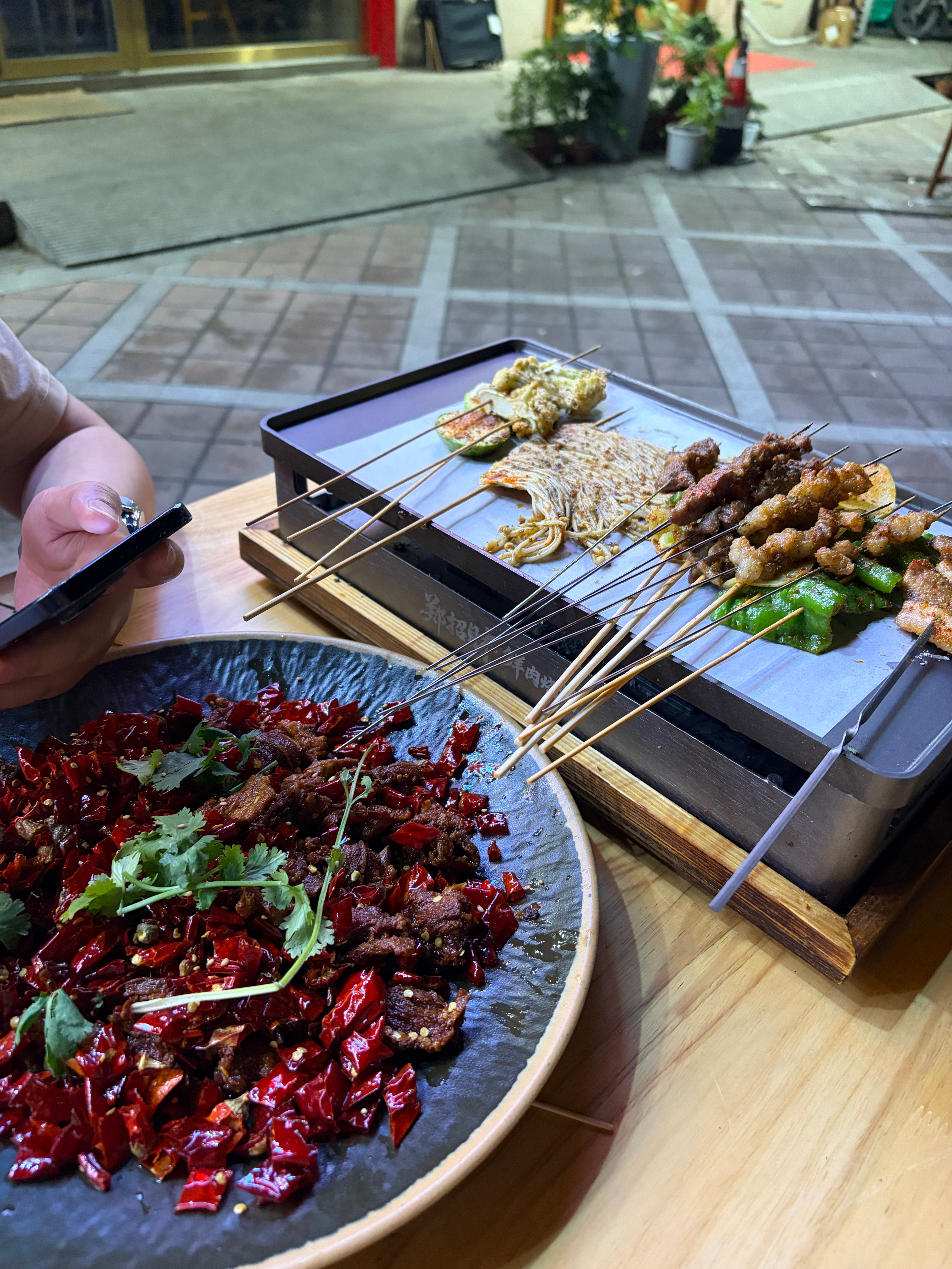 晚上没吃饭 下班饿了 本来想去老乡鸡喝鸡汤 结果走到了这 斥巨资120吃了顿烧烤