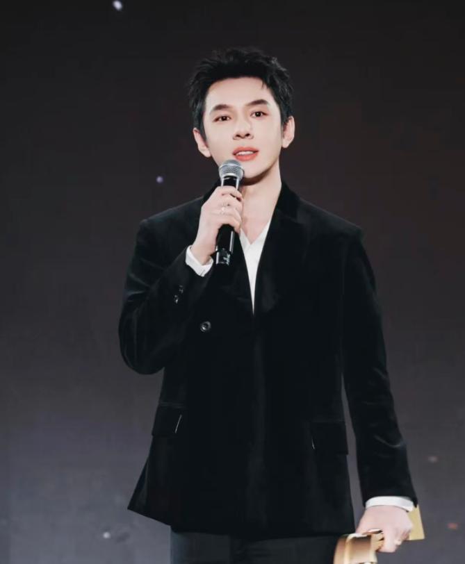 4月8日，李佳琦在颁奖活动的演讲中哽咽道：“我蛮想感谢第一代主播的上一个十年，我