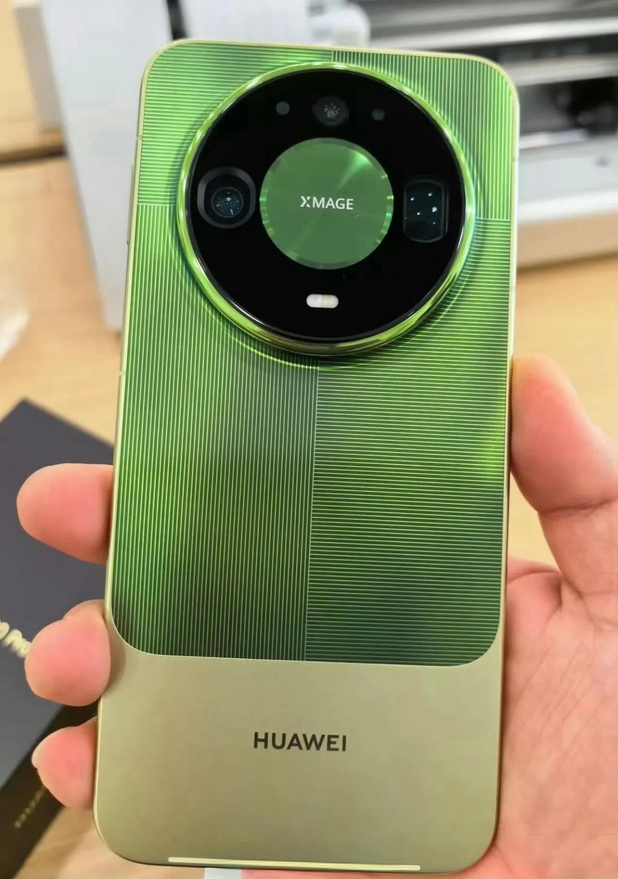 华为Mate90真机藏不住了！门店都开始分货了，这波真要炸！
兄弟们，华为这次是