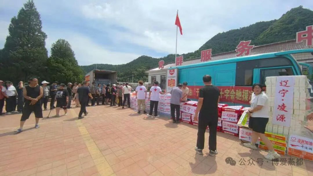 于适妈妈亲赴灾区一线派发物资洪水打乱凌源百姓日常，于适备齐全套生活刚需物资，母亲
