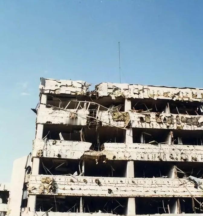 1999年，美国轰炸我国大使馆，10年后一对夫妇在美遭遇枪击，丈夫当场身亡，当媒