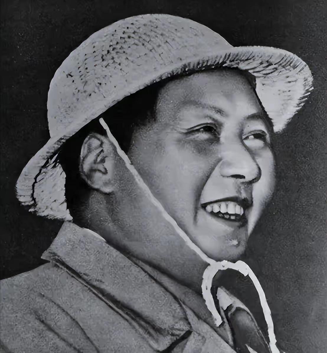 毛主席离世后，清理遗物时发现一件中山装被剪得破碎，众人起初满心疑惑，真相揭晓后无