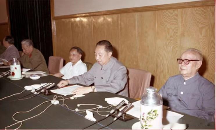 1976年10月，在逮捕“四人帮”当月的政治局会议上，时任中共中央第一副主席兼国