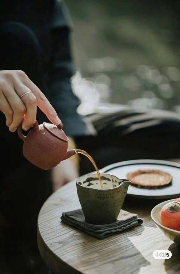 见过繁华，而后再朴实简单起来的人，要比原本朴实简单的人，突然就遇上了繁华，在现实