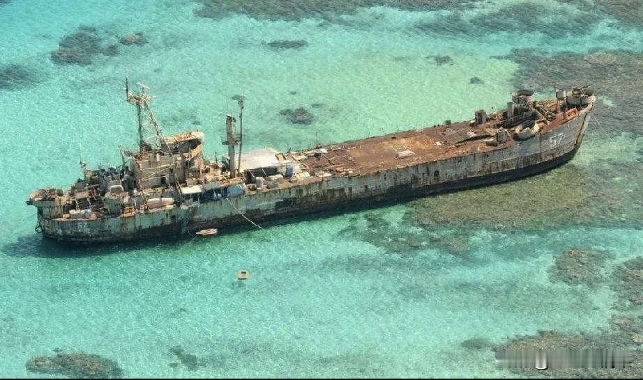 这艘破旧的坦克登陆舰有没有办法把它拖走。
我有个办法，用几艘大功率的拖船，用钢丝