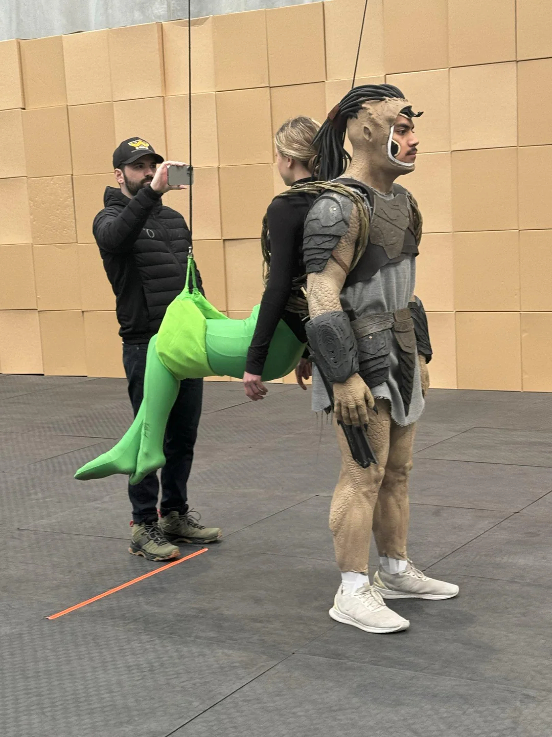 所以，是真背啊，《铁血战士：杀戮之地》。我看了下，还有视频。 ​​​