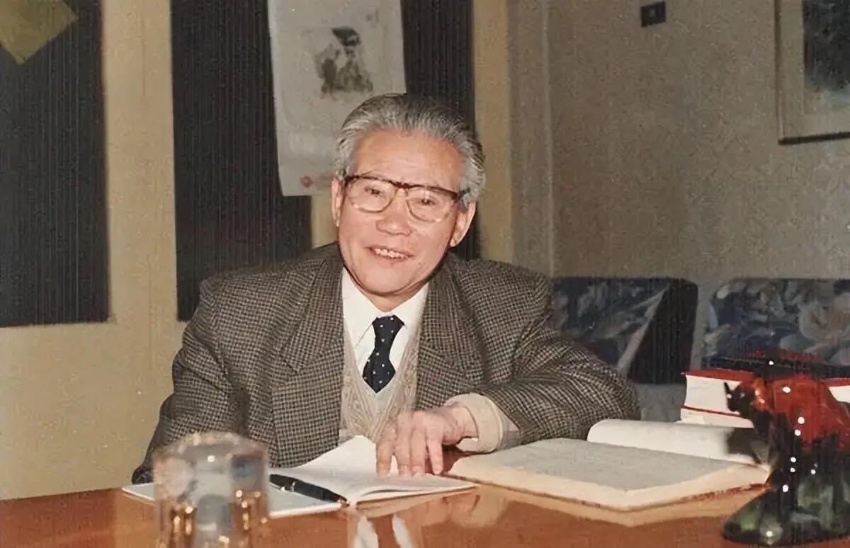 金盏倒垂莲 · 八一怀彭仕禄

军中专家，海丰彭仕祿，核动来源。国防安全，科技快