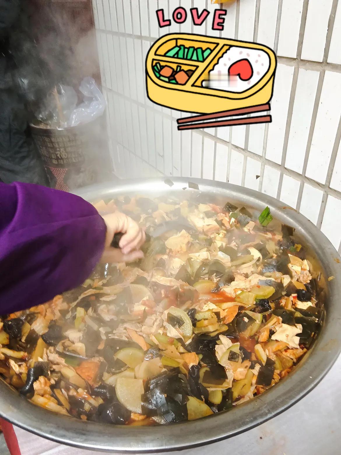 看这大盆菜多热闹！锅里啥都有——海带、土豆、豆腐皮，还有肉片子，裹着红油香得很。