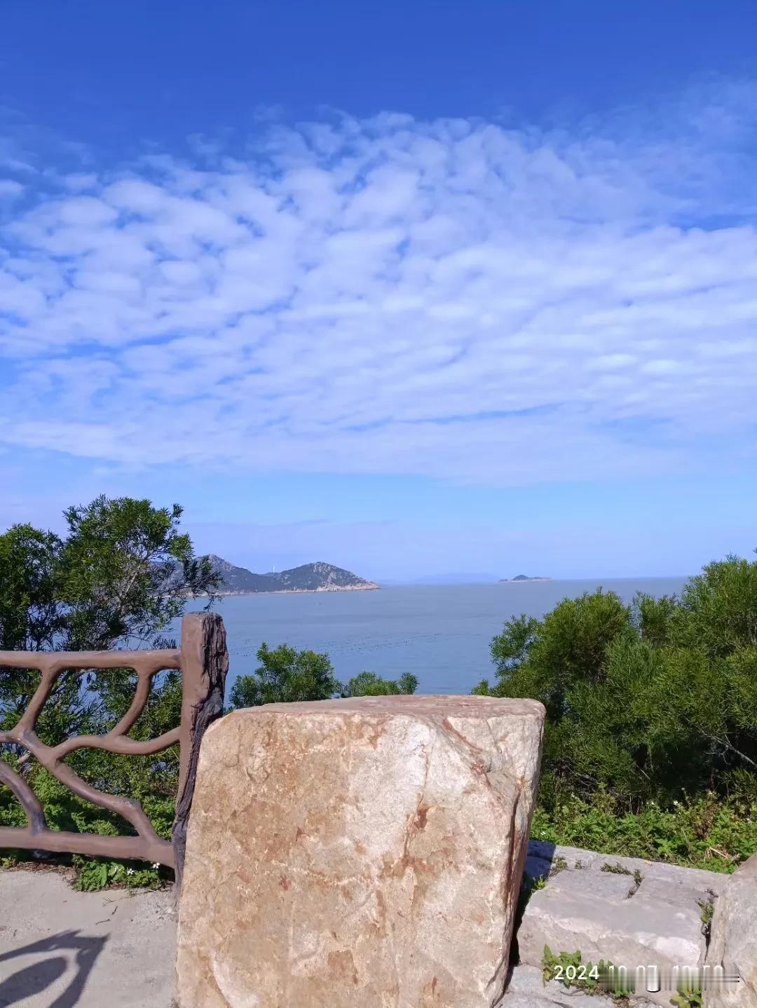 天空湛蓝，
白云如棉，
美好的景色让人心情愉悦，
宁静致远。