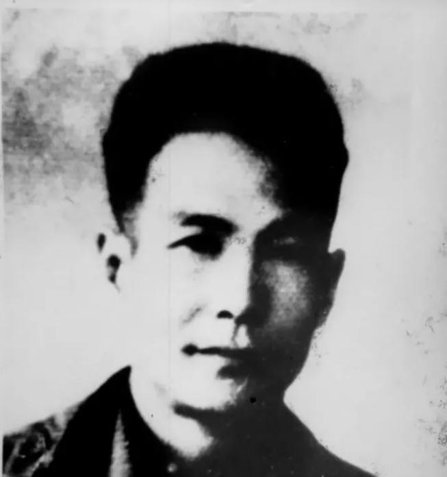 1948年，狱医刘石人到女牢诊病，刚到门口，一女犯突然趔趄摔倒在他身上，并迅速塞