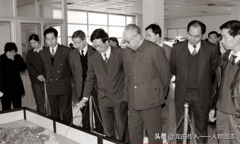1994年12月，华国锋到福建调研考察(左四为曹万贵)。