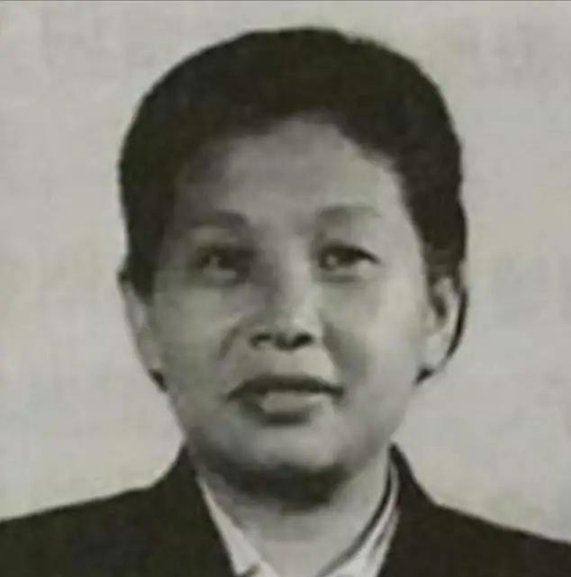 1939年，女战士徐敏准备去如厕，突然被一壮汉抱到了床榻上，对方捂住了她的嘴巴，