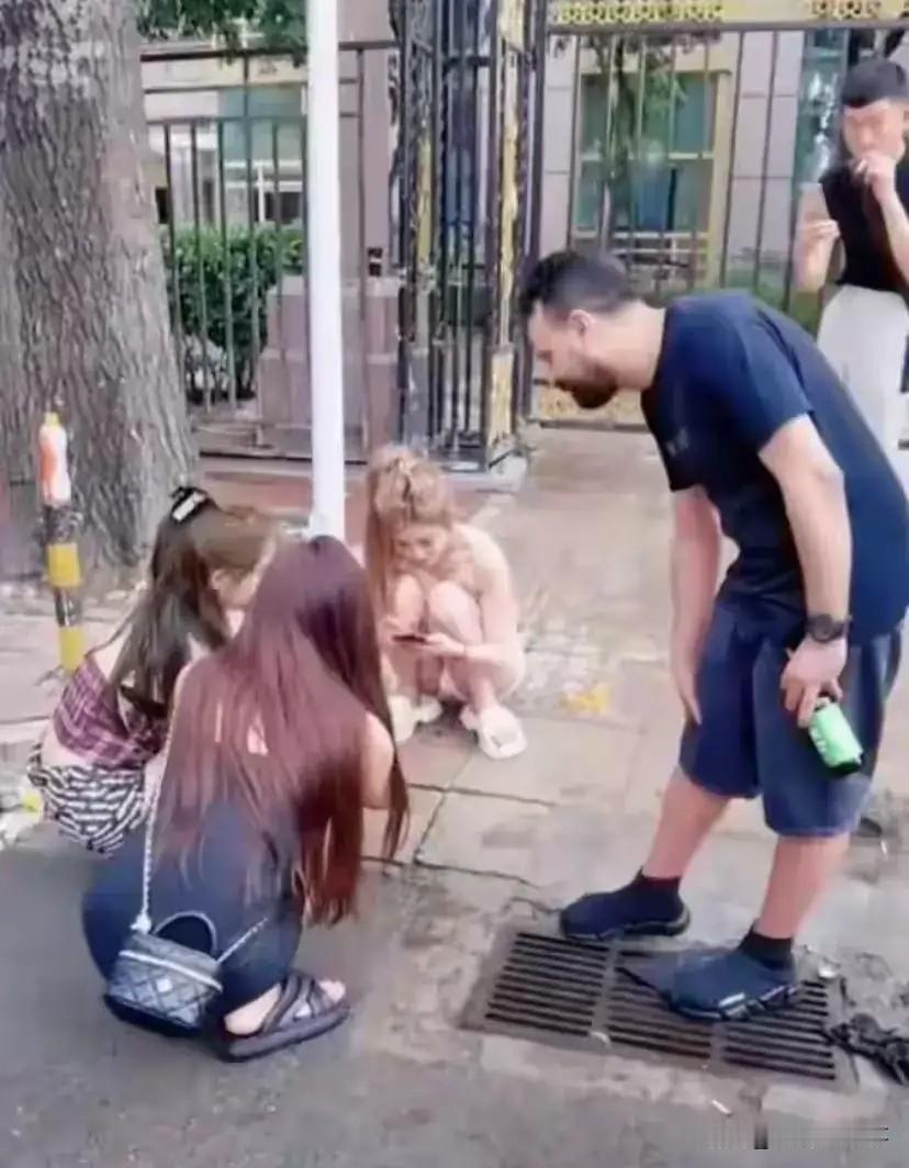 真是大快人心！广东街头三个女孩的举动，狠狠打了那些还活在过去的人一记耳光！

前
