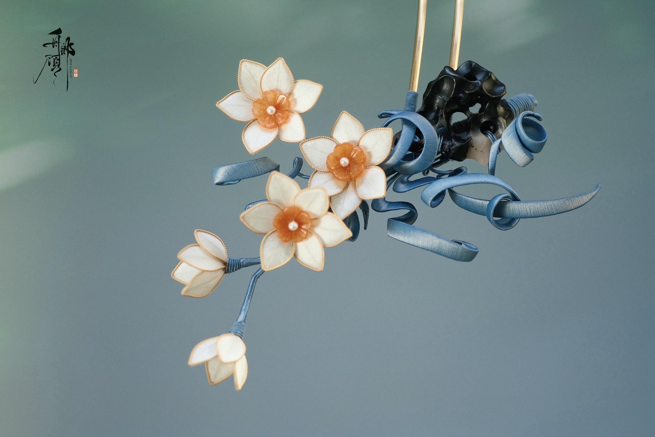 花被线条托起，而不是被土地允许。「雕刻水仙」