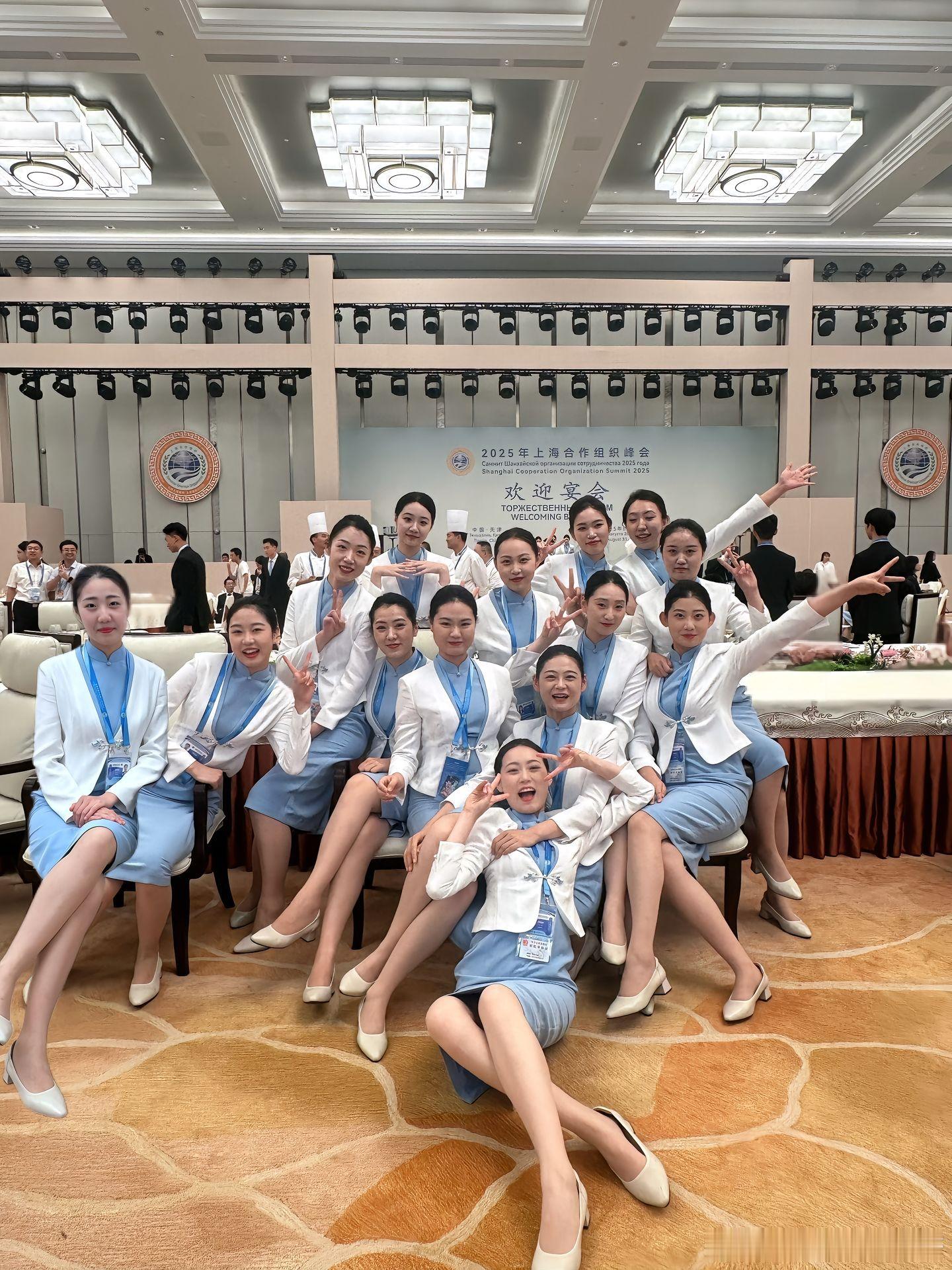峰会的礼仪小姐姐都是经过层层筛选的女大生~ ​​​
