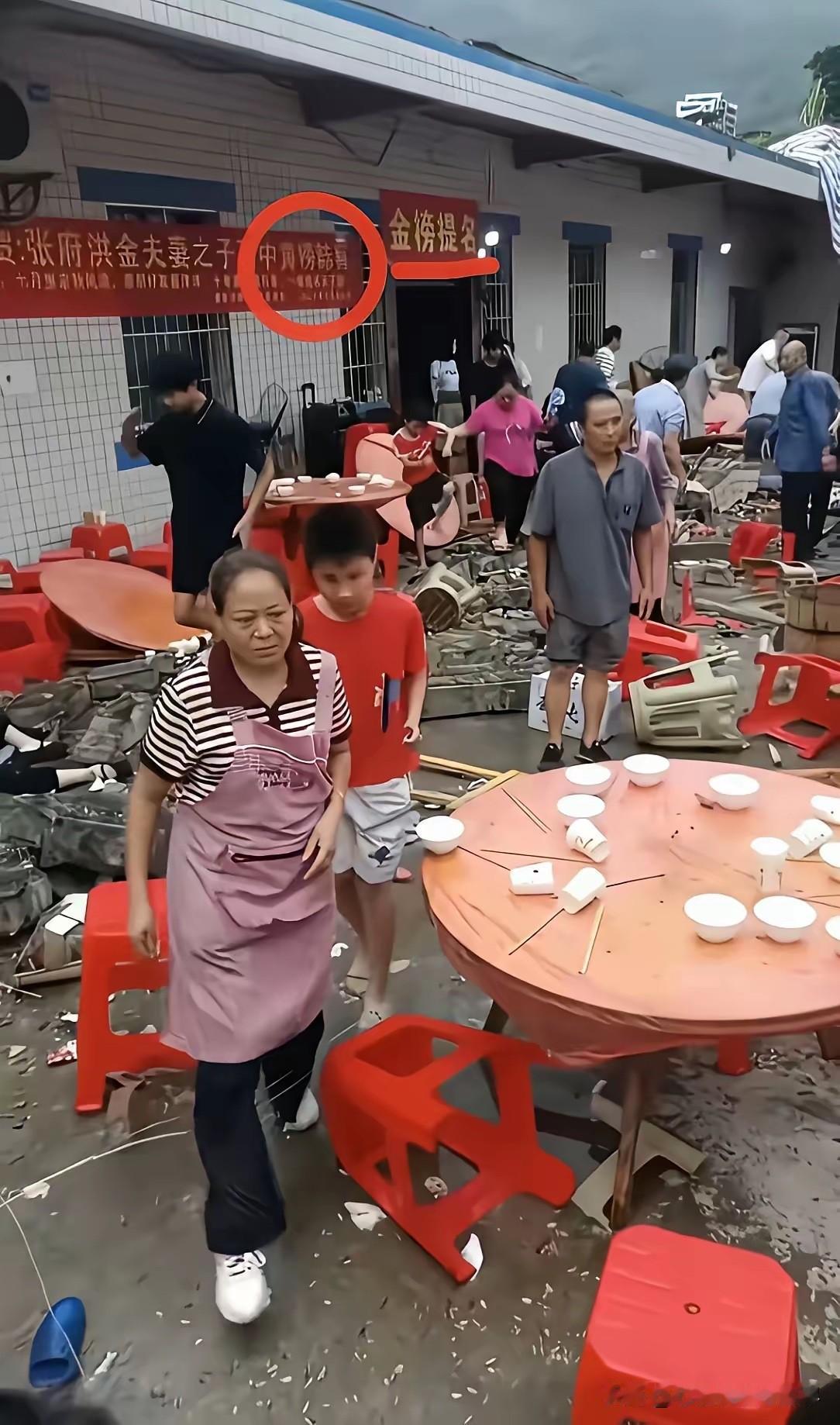 这可真是一场人间悲剧啊！四川升学宴的主家其实是村里的低保户，家庭条件很一般，孩子