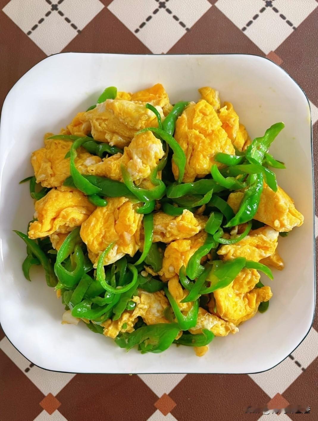 辣椒炒蛋是先炒鸡蛋还是先炒辣椒?正确做法是先炒鸡蛋。热油下锅快速滑散，定型后盛出